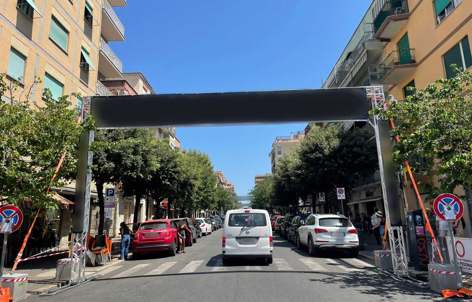 Ma le strutture pubblicitarie montate su Viale Italia sono regolari?