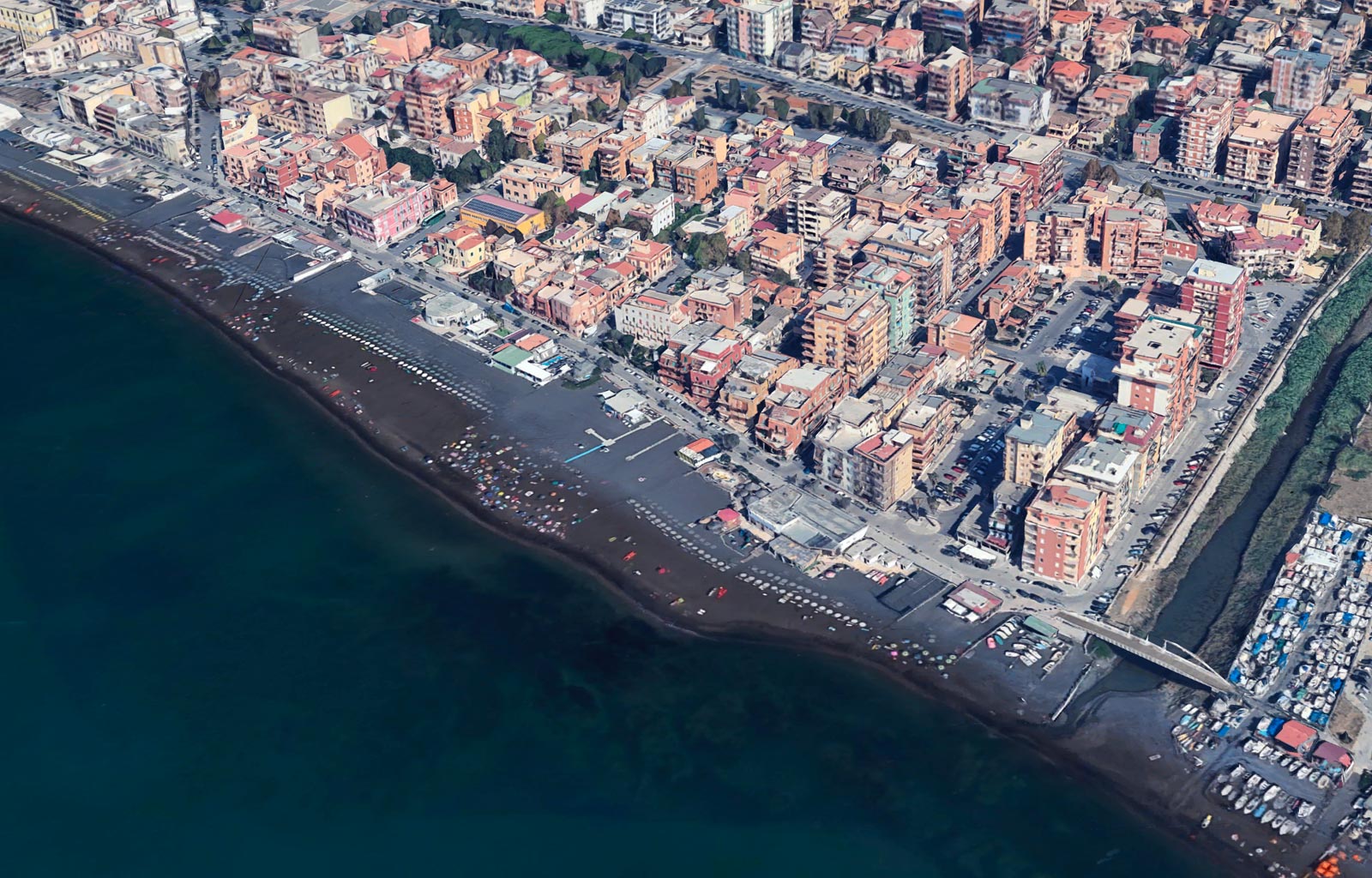 Abusi sulle spiagge e occupazione di spazi pubblici. Il Comune tace, la Capitaneria di porto interviene.